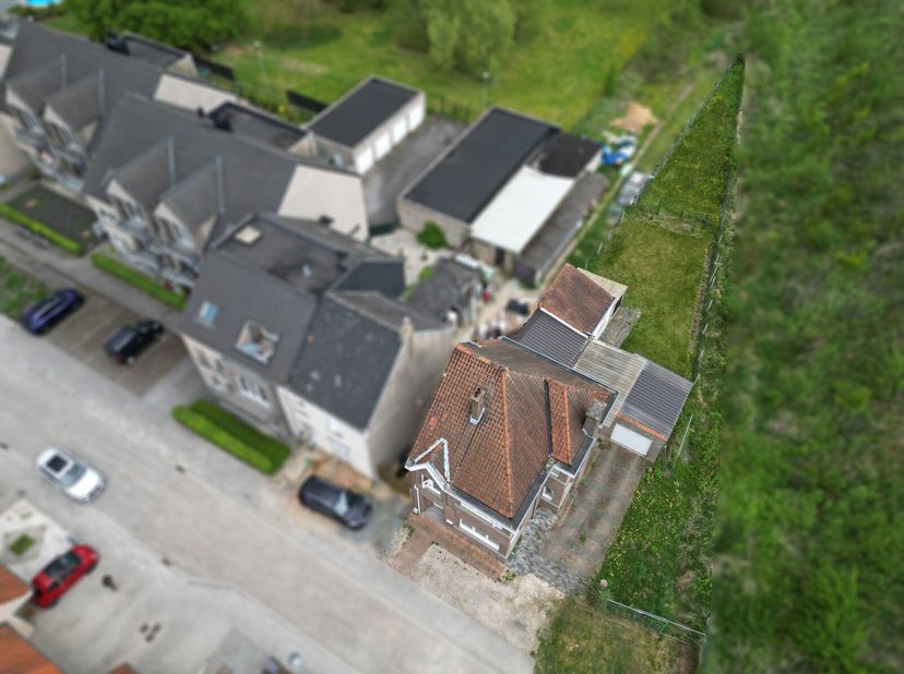 Située au calme, spacieuse maison avec 3 chambres, garage et grand jardin !&lt;br /&gt;
Découvrez cette spacieuse maison jumelée idéalement située dans une