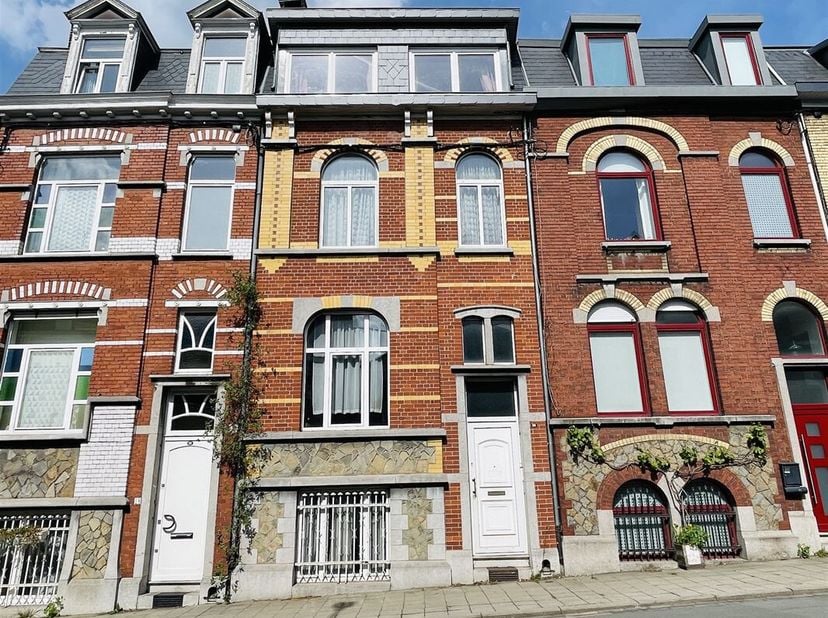 Belle grande maison familiale comprenant 4 chambres et un bureau, avec jardin arboré.&lt;br /&gt;
Au rez-de-chaussée, on trouve un espace séjour de 29m2, pr