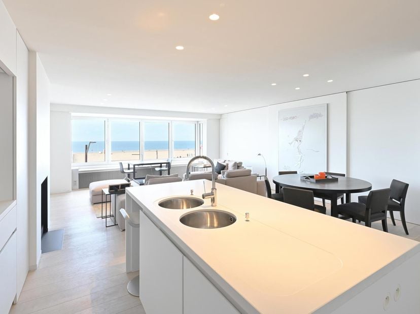 Modern, ruim appartement met frontaal zeezicht gelegen aan het levendige Rubensplein met zuid gericht terras. Het pand werd vernieuwd en heeft de volg