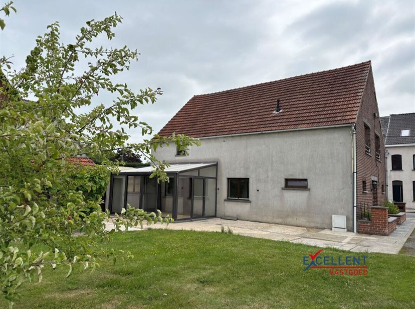 De woning is gunstig gelegen langs de Gentse Steenweg, op korte afstand van het centrum van Zottegem. Dankzij de nabijheid van invalswegen en het open