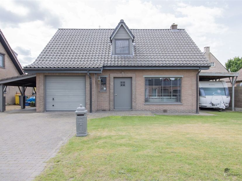 Instapklare woning met 4 slaapkamers op 482 m². &lt;br /&gt;
Gelijkvloers:&lt;br /&gt;
Inkomhal van 8,5 m² met apart toilet.&lt;br /&gt;
Leefruimte van 34 m² op pvc vlo