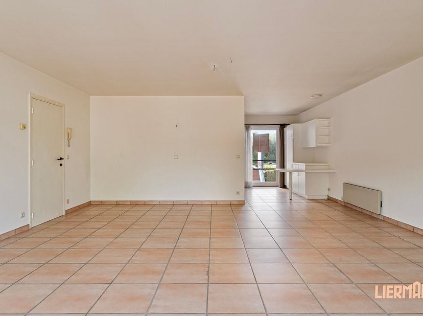 Op een top uitvalslocatie in Erpe-Mere vinden we dit goed onderhouden en zeer lichtrijke appartement. Gelegen op de Oudenaardsesteenweg, wat maakt dat