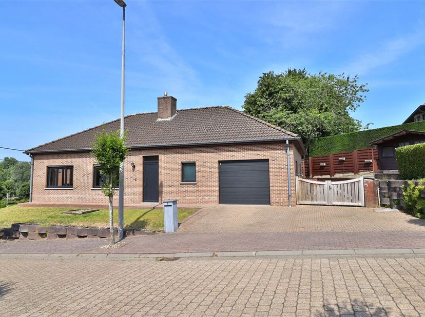 Rustig gelegen gelijkvloerse villa &lt;br /&gt;
kom en ontdek deze verzorgde woning bestaande uit de inkom met apart gastentoilet, lichtrijke woonkamer met