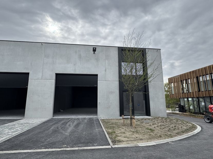 Unité PME située au centre, à deux pas de l&#039;entrée et de la sortie de l&#039;E40 à Oudenburg.&lt;br /&gt;
Caractéristiques:&lt;br /&gt;
- Unité PME (entrepôt avec sect