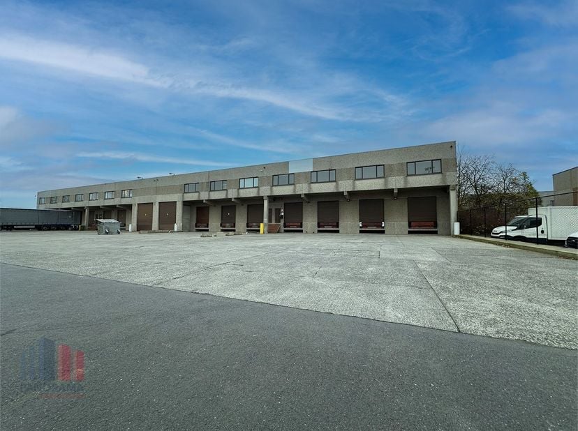 Logistiek magazijn van 1.400 m² met 120 m² kantoor, gelegen in de strategisch douanezone LAR in Menen, vlakbij de E17 en de Belgisch-Franse grens. De