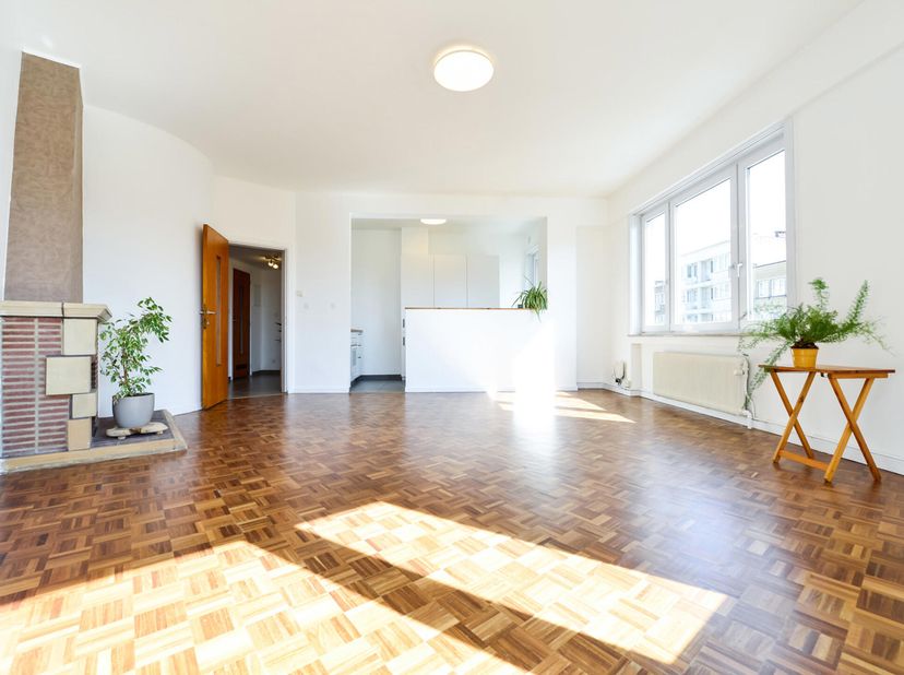 DISPONIBLE 1er AOUT&lt;br /&gt;
A deux pas de la Basilique, sur la place de Bastogne, découvrez cet agréable appartement totalement rénové de deux chambres.