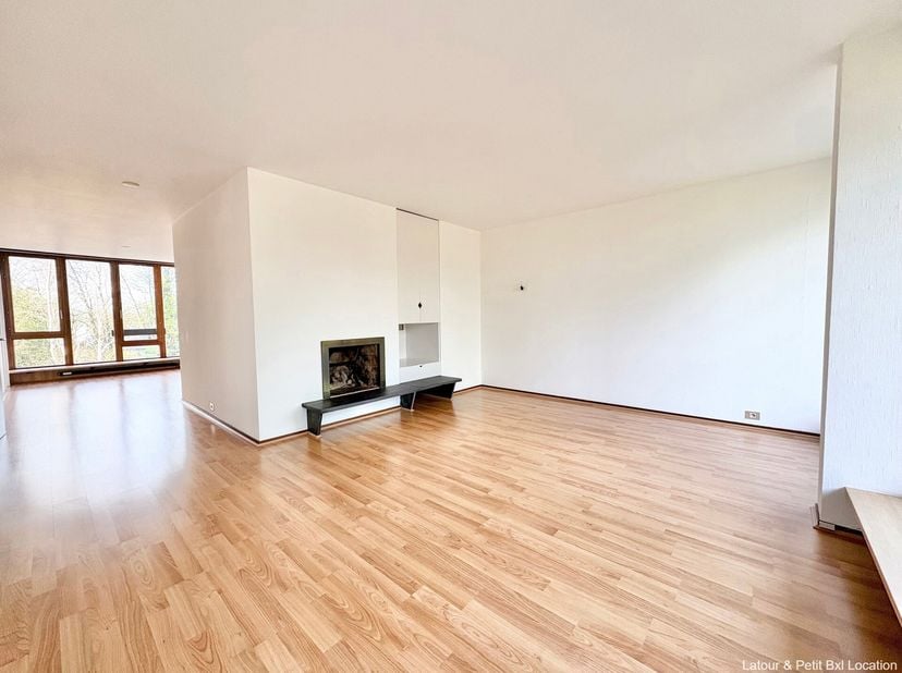 WOLUWE-SAINT-PIERRE, vlakbij het Sint-Alixplein, winkels en het sportcentrum SPORCITY, mooi APPARTEMENT (2 slpk/2 badk) met terras en parking. Gelegen