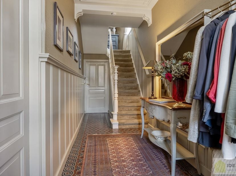RUIME, CHARMANTE EN INSTAPKLARE WONING IN HARTJE HAMONT! HEERLIJKE WOONKAMER VOORZIEN VAN PARKET EN MET HAARD, LICHTRIJKE KEUKEN MET DIRECTE TOEGANG T