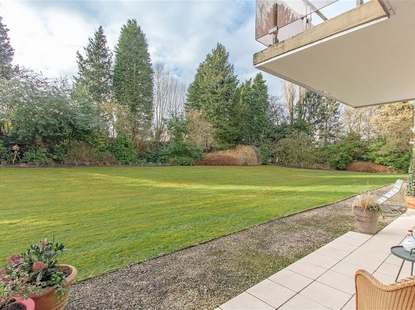 Aan de rand van het Zoniënwoud, in de zeer gewilde Golfwijk, in een goed onderhouden mede-eigendom, zal dit prachtige appartement met 2 slaapkamers va