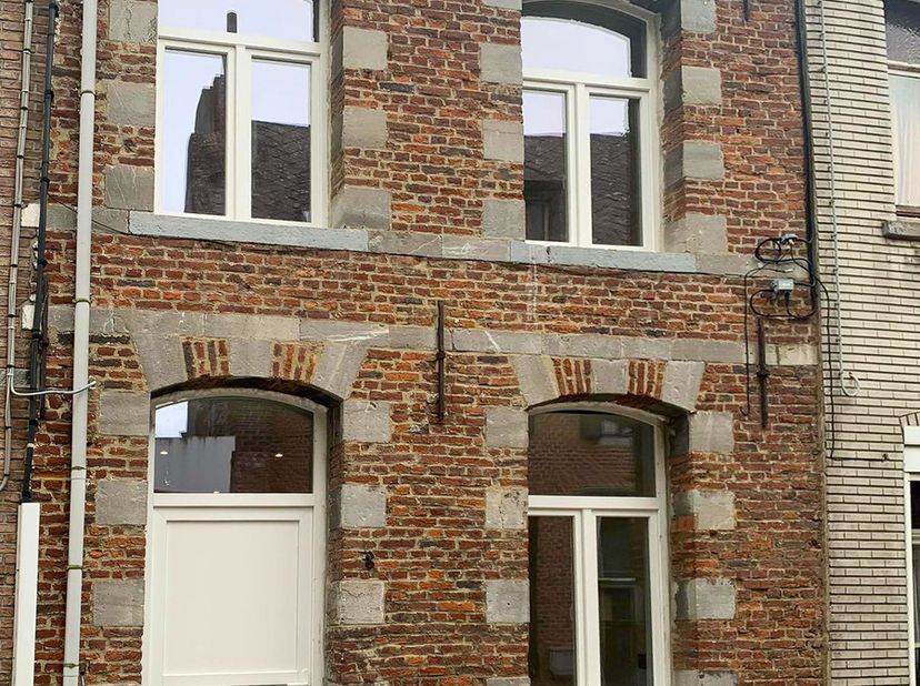 En plein cœur du Centre de la Ville de Binche, et plus particulièrement à deux pas de la Grand-Place, bonne maison deux façades récemment rénovée et c