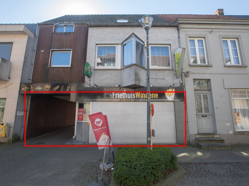 FRITUUR IN CENTRUM -  &lt;br /&gt;
 &lt;br /&gt;
Hedendaagse frituur in het centrum van Wingene met indeling: ruime eetzaal, frituur met aansluitende bijkeuken en