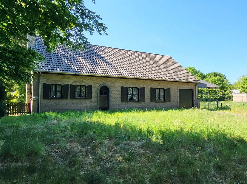 Renovatie- of nieuwbouwkans in residentiële wijk Grote Ganzeplas te Aalter.&lt;br /&gt;
In de geliefde en rustige woonwijk vindt u deze interessante opportu