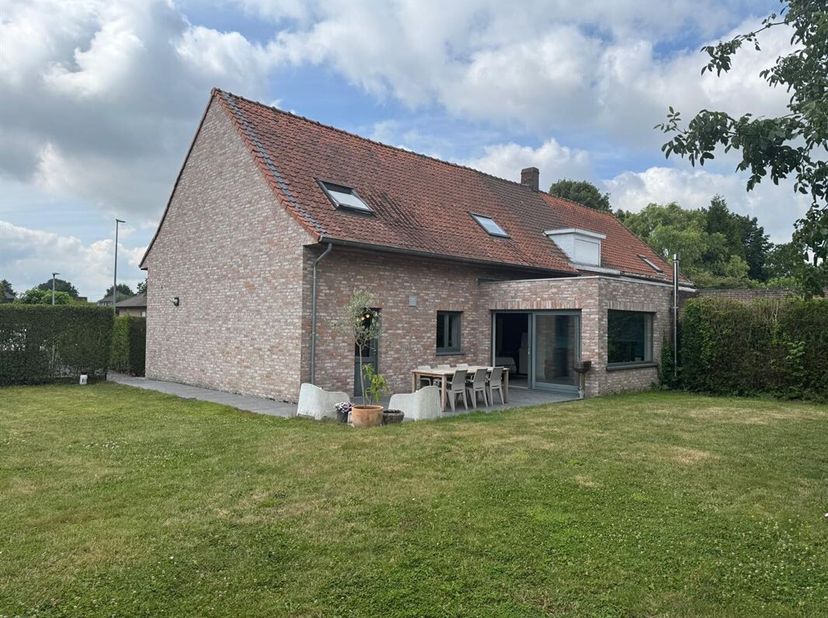 Charmante halfopen gezinswoning met tuin en veranda in rustige buurt van Moen&lt;br /&gt;
Deze aangename halfopen woning bevindt zich in een doodlopende str
