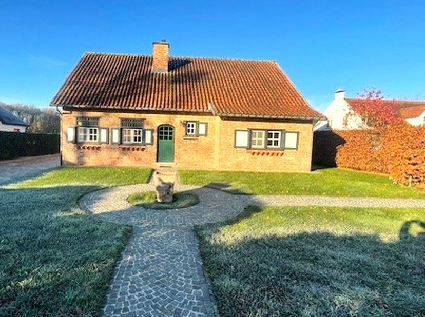 11Deze mooi afgewerkte woning is gelegen aan een doodlopende straat. Nabij de fiets- en wandelwegen.&lt;br /&gt;
Ruime living met zicht op de tuin en het bo