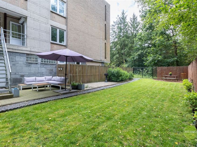 Instapklaar appartement met 3 slaapkamers, grote tuin en garage te Geel.&lt;br /&gt;
Zeer rustig gelegen in een bosrijke omgeving nabij de Europese school t