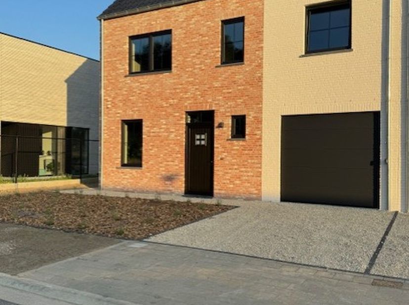 Op zoek naar een instapklare , afgewerkte , energiezuinige woning in een rustige, groene omgeving waar je alleen hoeft te verhuizen?&lt;br /&gt;
Deze pracht