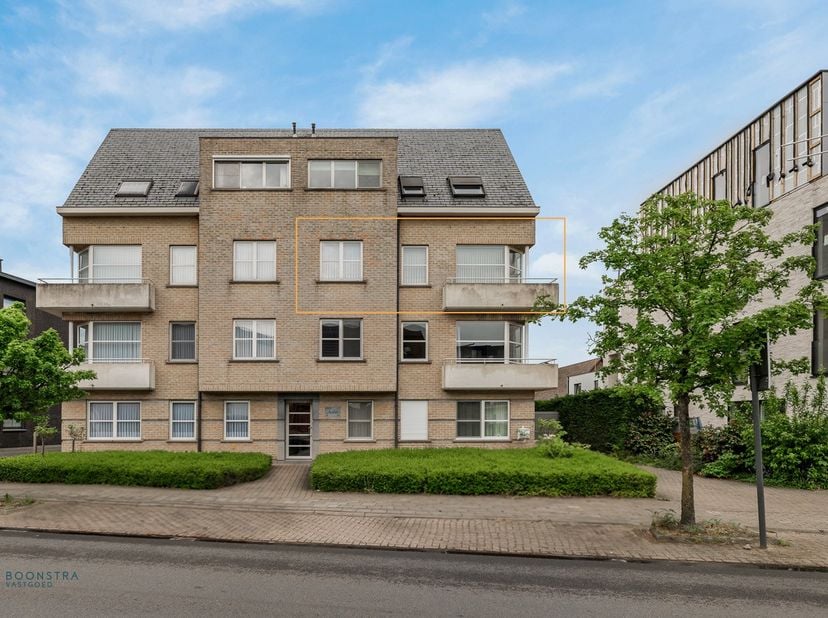 Op een goede locatie te Putte bevindt zich dit zeer ruime instapklare appartement met 2 slaapkamers, terras en aparte garage. Het appartement geniet v