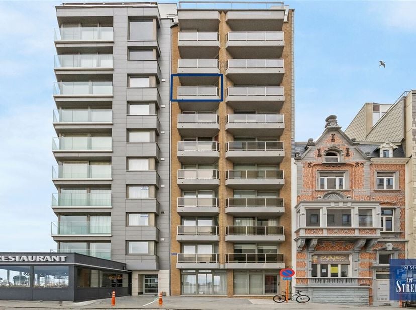Moderne gerenoveerde studio gelegen op de 7de verdieping met prachtig zicht op de zee, het staketsel en het Zeeheldenplein. De studio omvat een geïnst