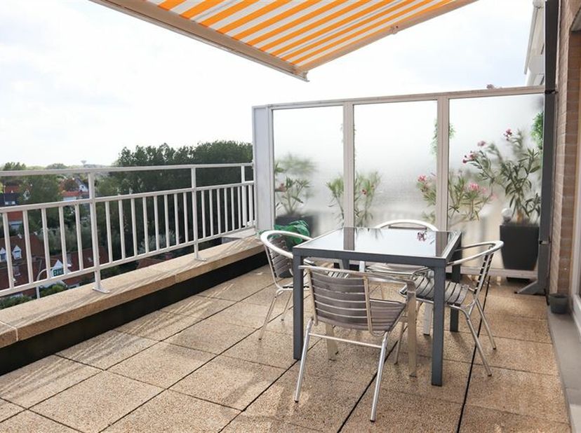 Res. Panorama C1 C601 - Penthouse ensoleillé avec magnifique vue ouverte sur le quartier Simli - Situé au sixième étage - Living avec cuisine ouverte