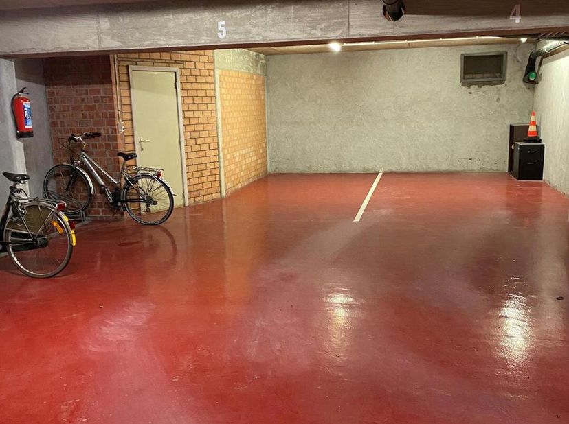 Binnen staanplaats in een villa-residentie thv Obumex en de minigolf te Kustlaan Zoute.&lt;br /&gt;
Aan de garage is een private kelder/berging gekoppeld di