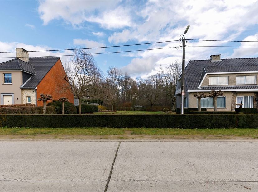 Bouwgrond voor HOB op perceel van 620m²&lt;br /&gt;
Deze bouwgrond van 620m² met een straatbreedte van ca.16,5 meter is geschikt voor het bouwen van een hal