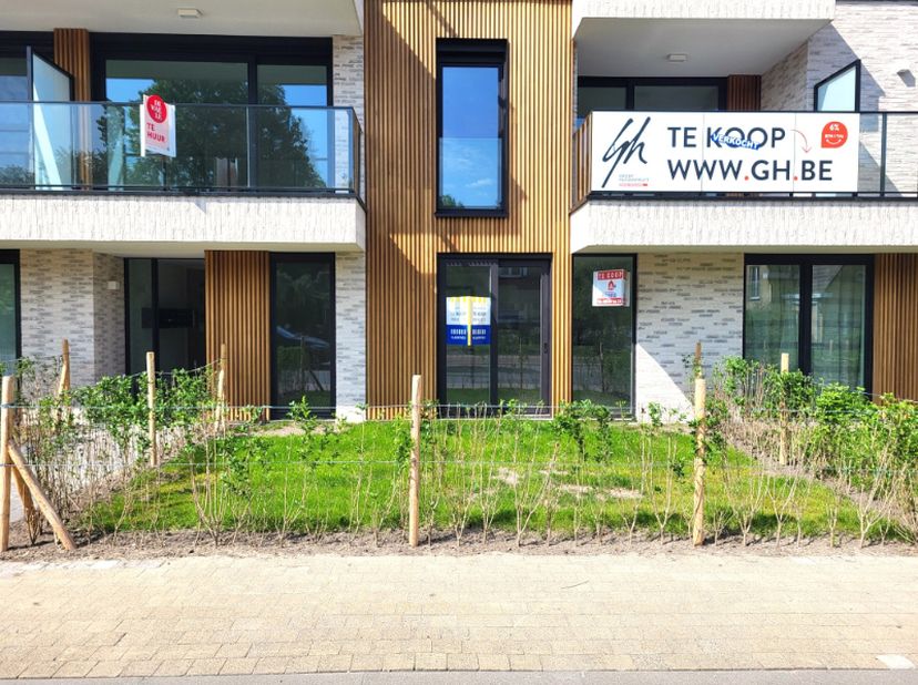 Dit 1 slaapkamer appartement is gelegen op de gelijkvloerse verdieping van de nieuwbouwresidentie Bries &amp; Boei en omvat: Inkom met toilet, woonkamer m