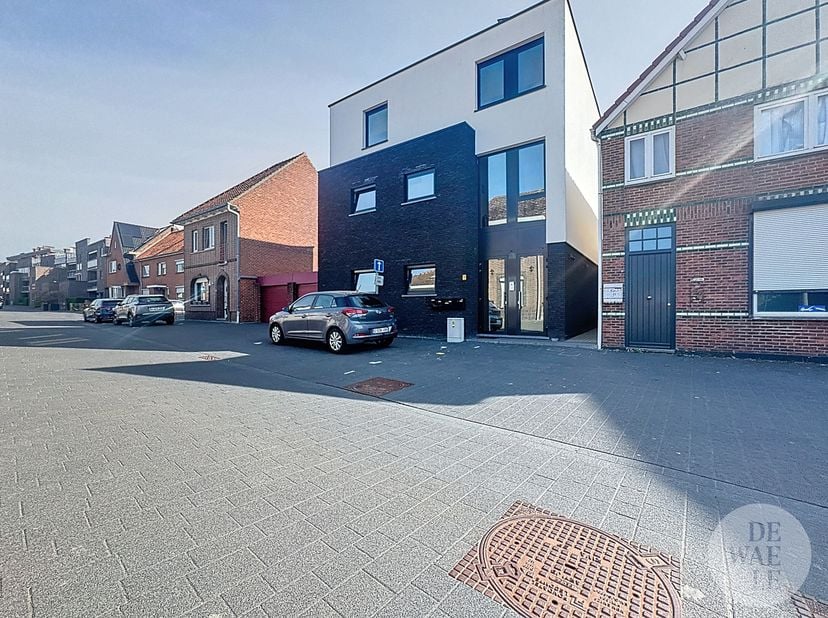 Algemeen: &lt;br /&gt;
- Dubbele beglazing uit aluminium&lt;br /&gt;
- Vloerverwarming op aardgas&lt;br /&gt;
- Groot terras&lt;br /&gt;
- EPC = A (BEN woning)&lt;br /&gt;
Indeling