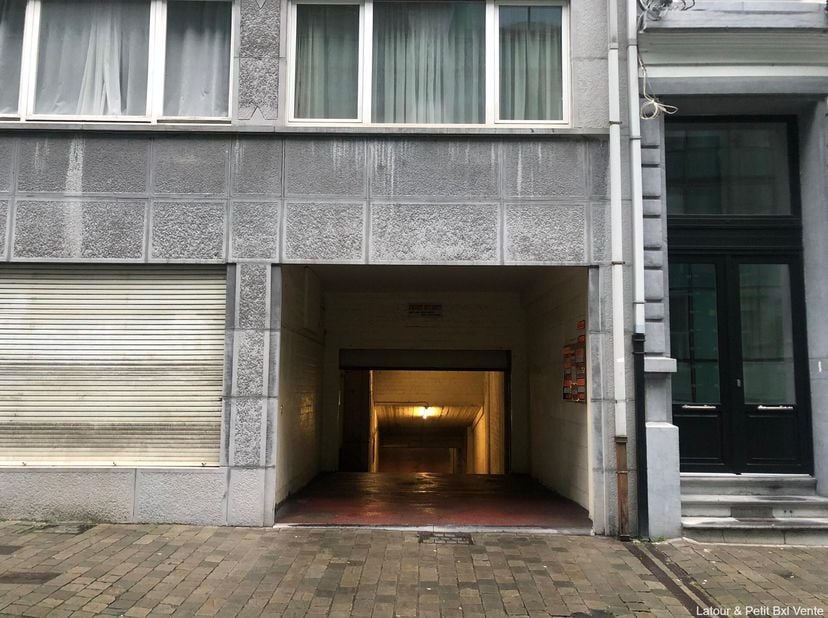 BRUXELLES - A proximité du Square Ambiorix et de la station Arts-Loi, emplacement de PARKING proche de toutes les commodités. Situé au premier sous-so