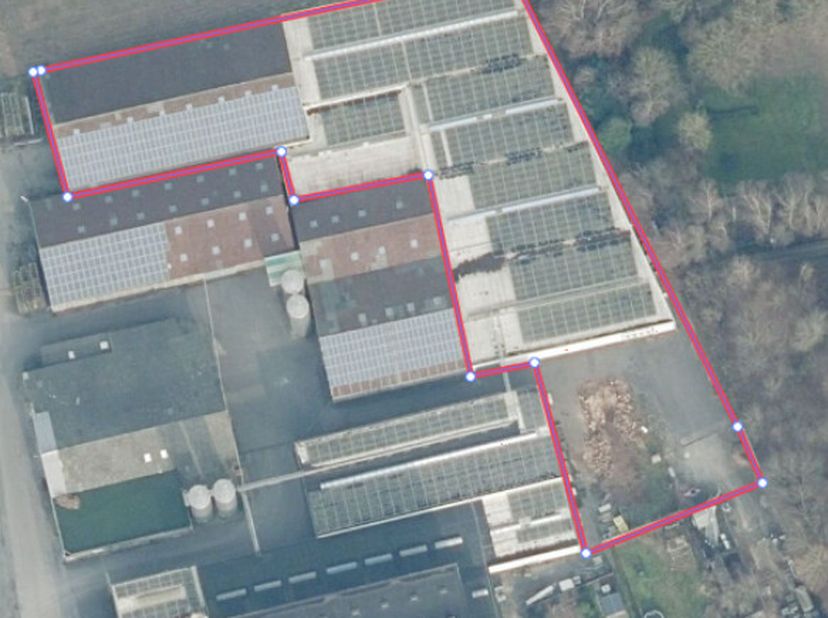 Magazijn/productieruimte van ca. 3.027m² met ruime parking te Oostrozebeke.&lt;br /&gt;
Specificaties:&lt;br /&gt;
- vloeroppervlakte van ca. 3.027m²&lt;br /&gt;
- gepo