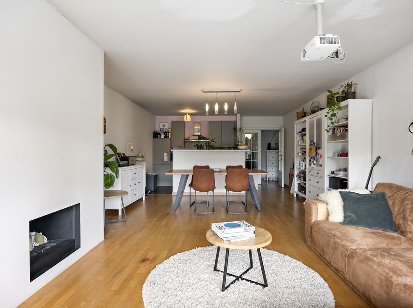 Cet appartement spacieux avec trois chambres, un espace de vie ouvert et une vue magnifique sur le South Park bénéficie d&#039;un excellent emplacement prè