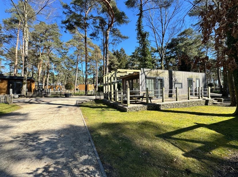 Bent u op zoek naar een slimme en zorgeloze investering? Ontdek deze moderne vakantiewoning op EuroParcs Hoge Kempen, gelegen in het prachtige Zutenda