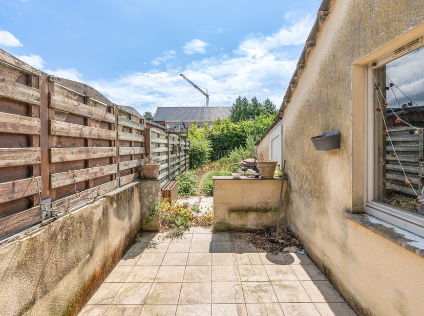 Met een centrale ligging, veel ruimte en potentieel, biedt deze woning heel wat mogelijkheden.&lt;br /&gt;
De woning is deels gerenoveerd, zo zijn er voldoe