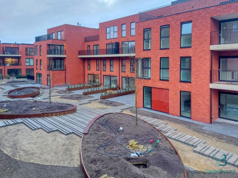 Energiezuinig nieuwbouwappartement met ruim terras, achteraan gelegen op de site. Voorzien van alle comfort en is nieuw geschilderd. Het appartement i