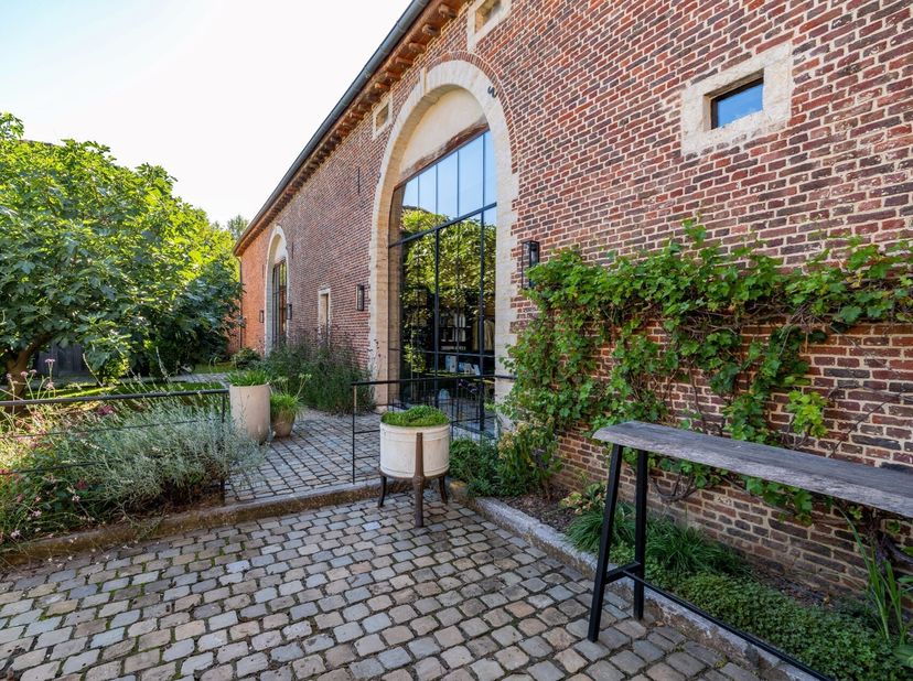 Tiendeschuur,  1 te renoveren woning in een deel van het Kasteel van Dormaal.&lt;br /&gt;
De Tiendeschuur doet dienst als karaktervol en hoogwaardig afgewer