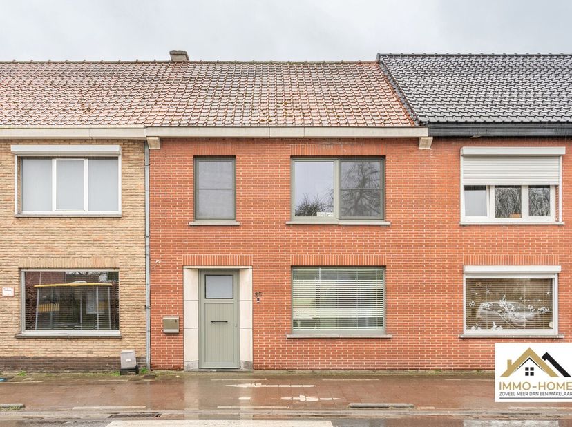 Deze mooie instapklare woning is gelegen in een zeer groene omgeving, en ontvangt je in een ruime inkomhal. Van hieruit kun je zowel naar de lichtrijk