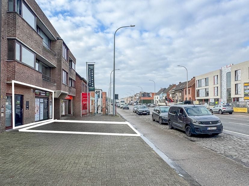Dit uitzonderlijk ruime handelspand van 246 m² is gelegen aan de Antwerpsesteenweg, nabij het centrum van Vosselaar. Dankzij de prominente ligging aan