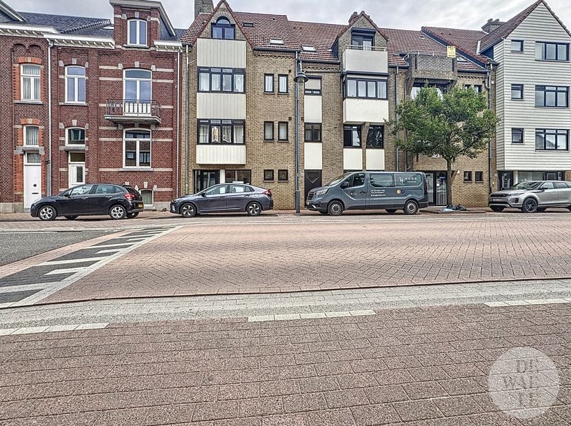 Algemeen:&lt;br /&gt;
- dubbele beglazing&lt;br /&gt;
- EPC 101 kWh/m²&lt;br /&gt;
- maandelijkse forfait exclusief verbruik water&lt;br /&gt;
Indeling:&lt;br /&gt;
- inkomhal&lt;br /