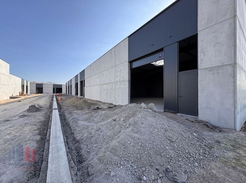 Nieuwbouw KMO-unit met een oppervlakte van +/- 90 m² te koop, de unit maakt deel uit van de gloednieuwe KMO-site &quot;CLARYSSE BUSINESS PARK&quot; en is uitste