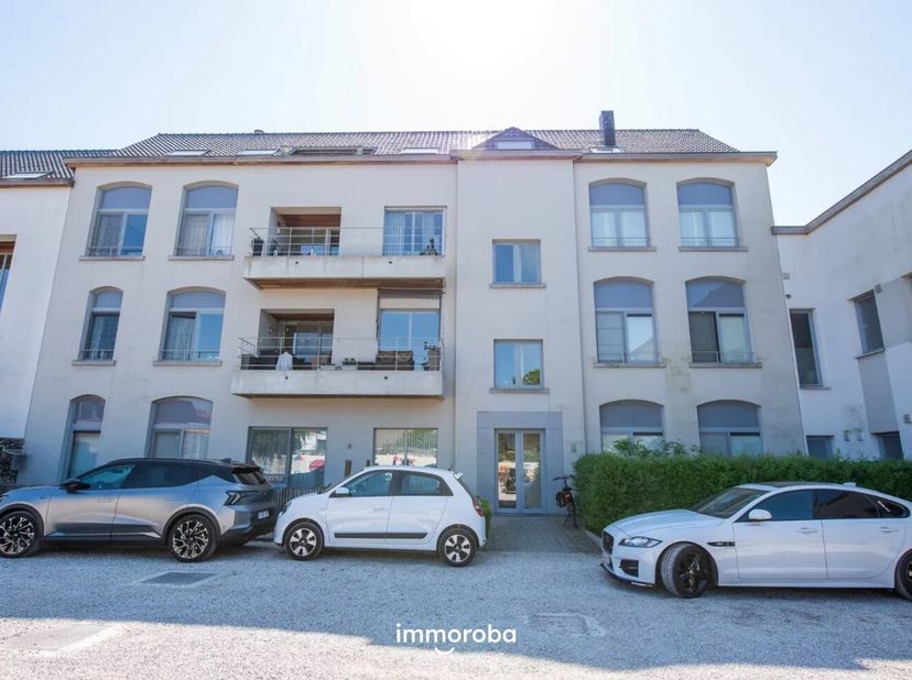 Goed gelegen, instapklaar appartement met privé-parkeerplaats voor de deur.&lt;br /&gt;
Gezellig appartement met grote living met open keuken met kookeiland