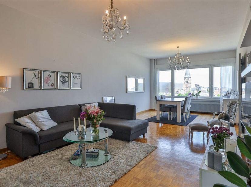 Op wandelafstand van de Dageraadplaats en de prachtige Zurenborg-wijk, vinden we dit zeer lichtrijke appartement met 2 slaapkamers, zuidgericht terras