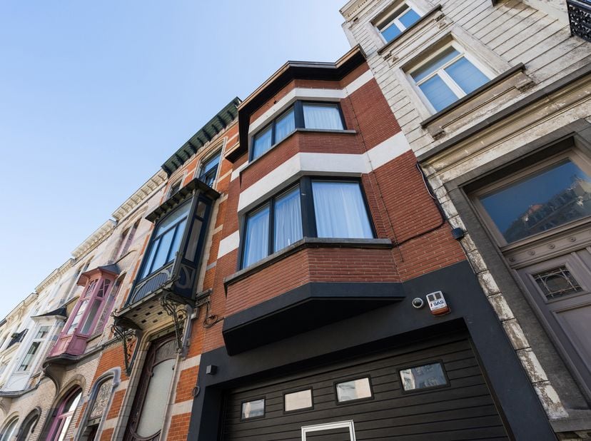 BRUXELLES, à la limite dIxelles  Jardin du Roi, prox. des Etangs dIxelles et de l&#039;avenue Louise, MAISON (3ch/3sdb) de ±380m² avec TERRASSES, GARAGE et
