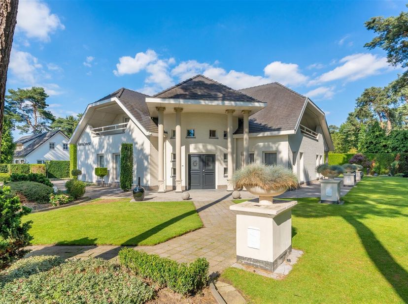 Welkom in het &quot;Arendsnest&quot;, een prachtige villa te A&lt;br /&gt;
Ontdek de omgeving:&lt;br /&gt;
Genesteld te midden van het groen, biedt deze villa veel woongeno