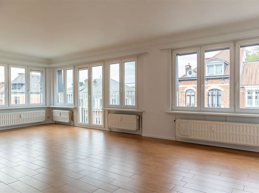 Property One, votre partenaire immobilier à Uccle, vous propose ce spacieux appartement de 112 m² situé dans une petite copropriété calme et bien entr