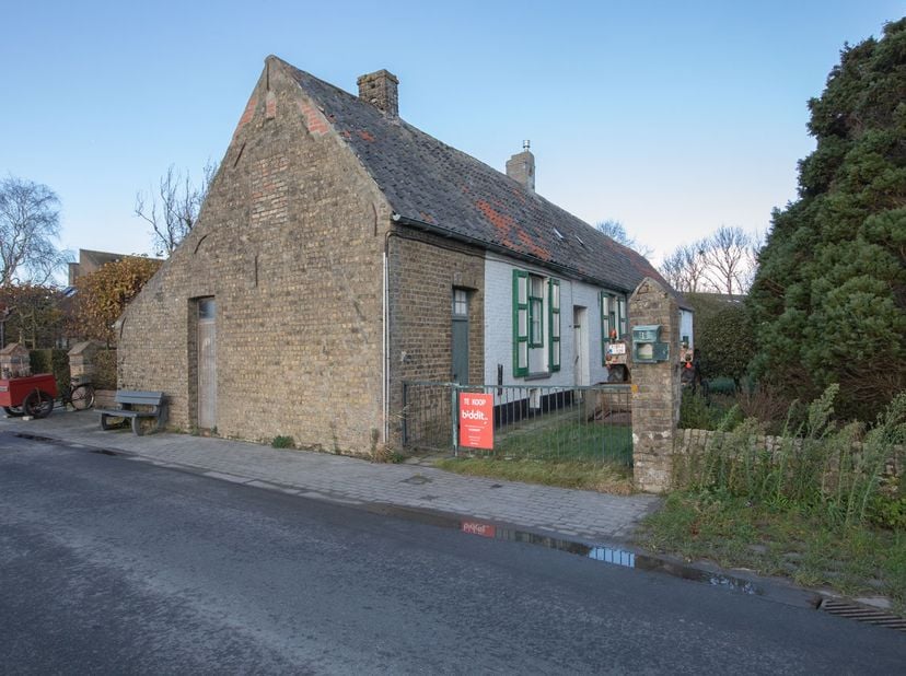 OFFRE SOUS PLI FERMÉ - &lt;br /&gt;
&lt;br /&gt;
Maison à rénover, située à la campagne (construction ouverte) dans le pittoresque Stalhille, avec jardin et dépen