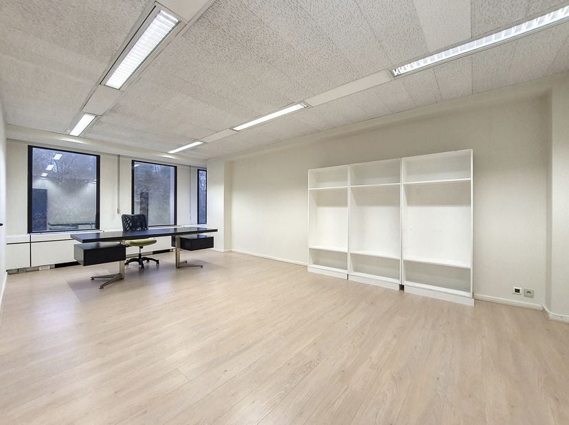 Bureau 3 (voir plan)Bureau indépendant de 30m² situé au 2ième étage. Vous profiterez d&#039;un open space meublé comprenant plusieurs salles de réunions, s