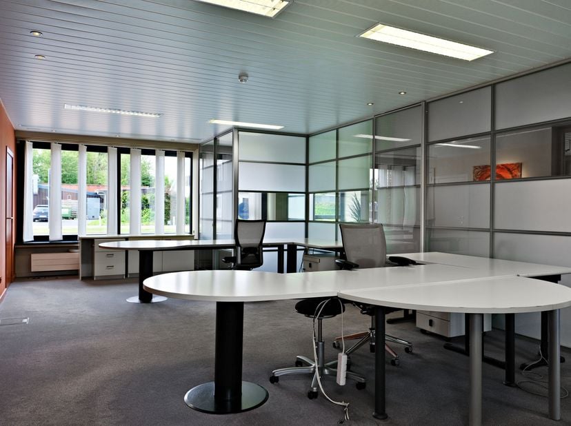 Immeuble de bureaux à Zedelgem (720 m²) avec un parking spacieux devant et derrière la porte à un endroit visible et avec une excellente accessibilité