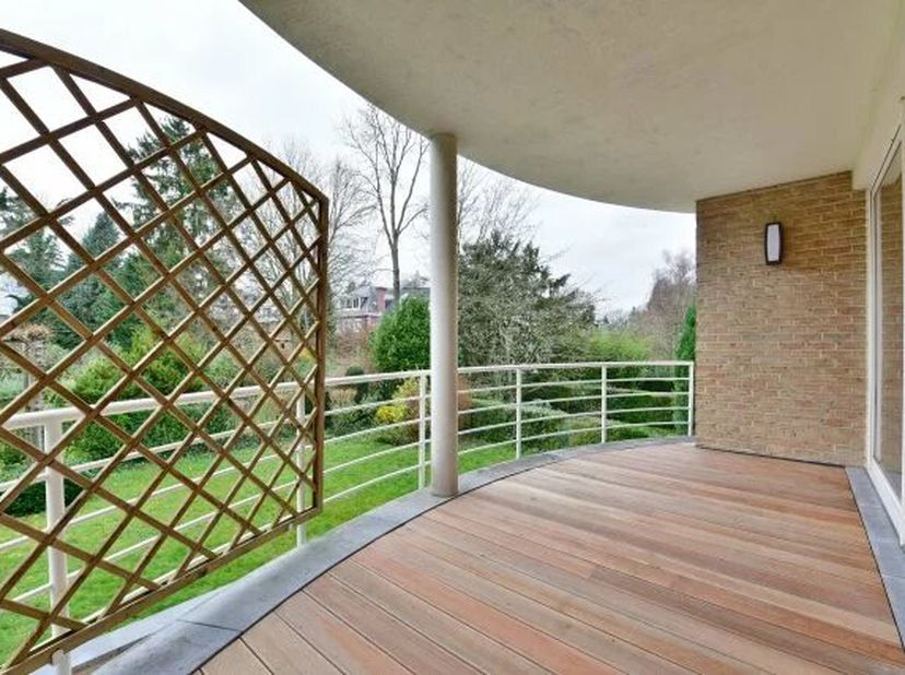 Roosevelt : Quartier des Ambassades, dans un immeuble récent de standing, à deux pas de la forêt de Soignes et du bois de la cambre, appartement haut