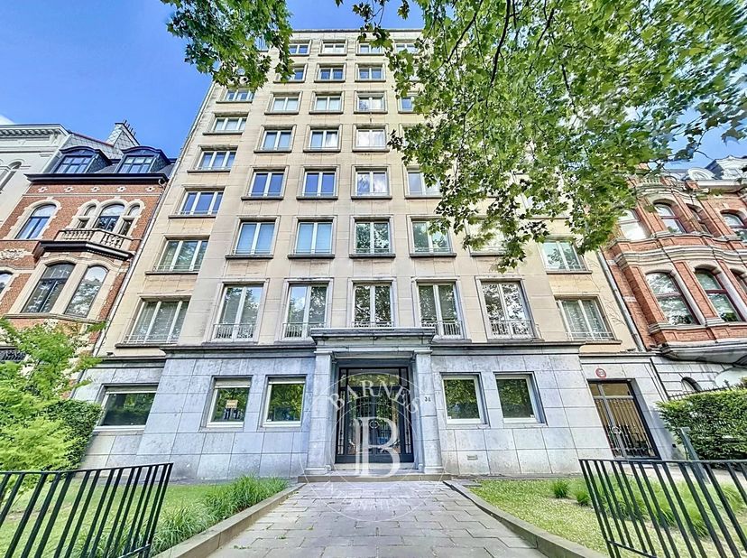 Montgomery BJAB Int. School : dans un immeuble de standing, rare appartement surélevé de 350 m² disposant de 180 m² de terrasse et dun jardin de 8 are