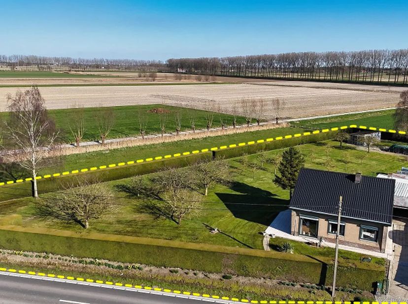 Bent u op zoek naar een gerenoveerde woning met een adembenemend uitzicht over de velden? Deze open bebouwing in de Vlamingstraat 103, Sint-Laureins,