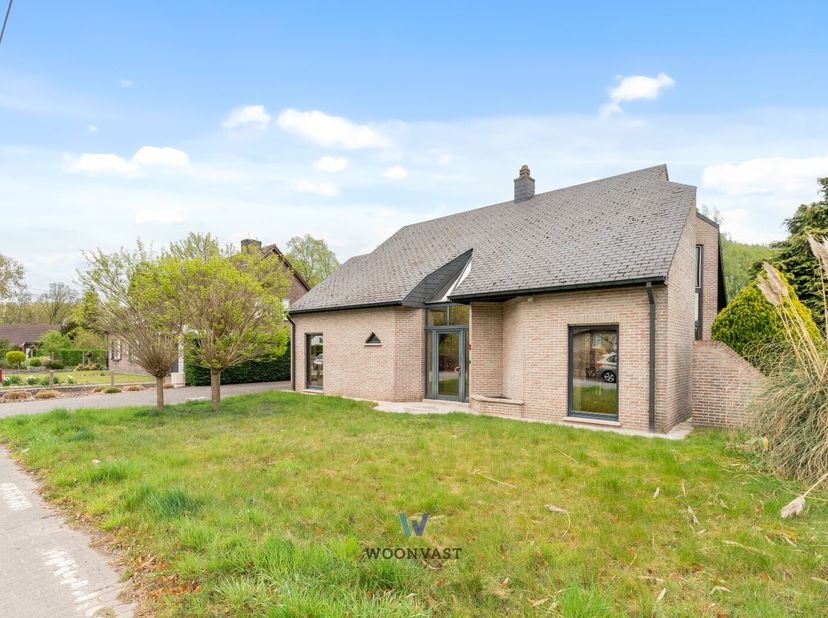 Ben je op zoek naar een ruime open bebouwing met 5 slaapkamers dat gelegen is op een TOPlocatie? GEVONDEN!!&lt;br /&gt;
De energiezuinigheid (label C), zonn